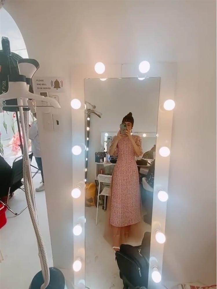 Nhã Phương khoe mặt tròn như trứng gà nhưng hóa ra dùng app méo cả điện thoại-6