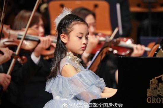 Con gái Lý Tiểu Lộ càng lớn càng xinh, xóa sạch mác 'xấu xí'