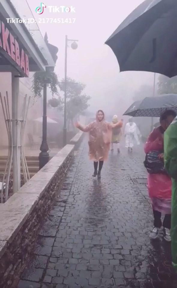 Bi kịch cứ đi du lịch là gặp thời tiết ngang trái, mưa gió quật bay người vẫn phải cố check-in-3