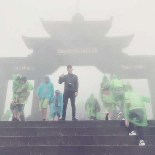 Bi kịch cứ đi du lịch là gặp thời tiết ngang trái, mưa gió quật bay người vẫn phải cố check-in-4