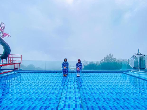 Bi kịch cứ đi du lịch là gặp thời tiết ngang trái, mưa gió quật bay người vẫn phải cố check-in-6