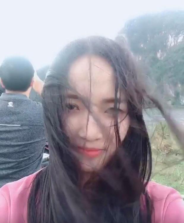 Bi kịch cứ đi du lịch là gặp thời tiết ngang trái, mưa gió quật bay người vẫn phải cố check-in-8