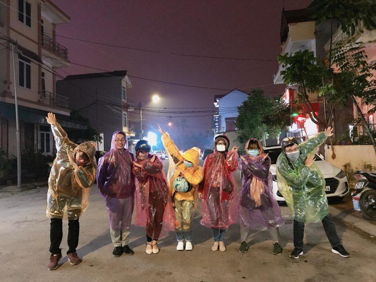 Bi kịch cứ đi du lịch là gặp thời tiết ngang trái, mưa gió quật bay người vẫn phải cố check-in-9