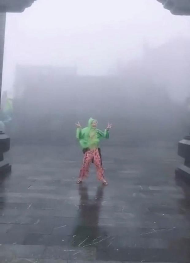 Bi kịch cứ đi du lịch là gặp thời tiết ngang trái, mưa gió quật bay người vẫn phải cố check-in-10