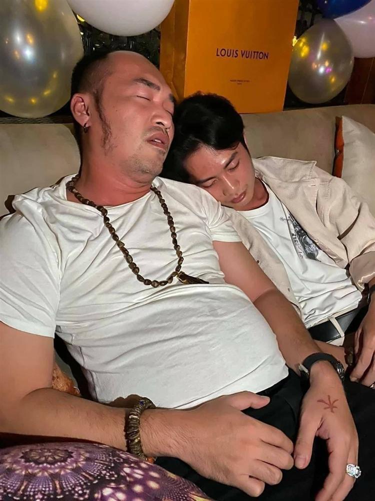 Bị Tiến Luật tố chôm kính hiệu, phản ứng của Huỳnh Phương gắt không kém-4