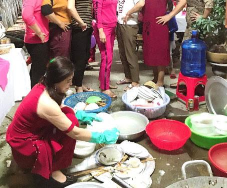 Xôn xao clip cô dâu ngồi rửa cả đống bát, cả họ chỉ trỏ rửa sạch vào, không sạch rửa lại-1