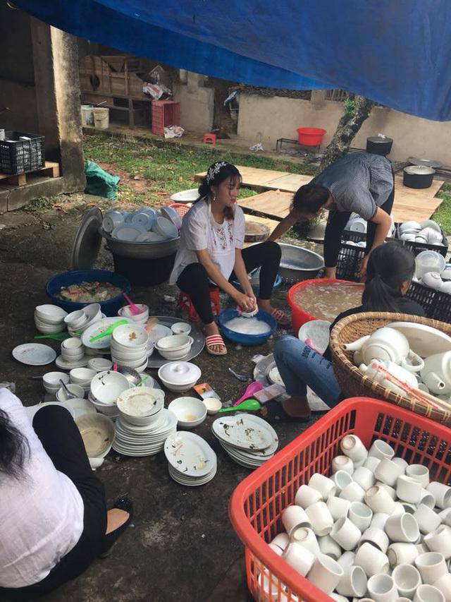 Xôn xao clip cô dâu ngồi rửa cả đống bát, cả họ chỉ trỏ rửa sạch vào, không sạch rửa lại-4