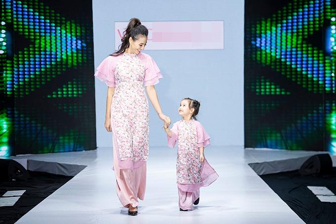 Huyền My hội ngộ mẹ con Hồng Quế trên sàn catwalk-5