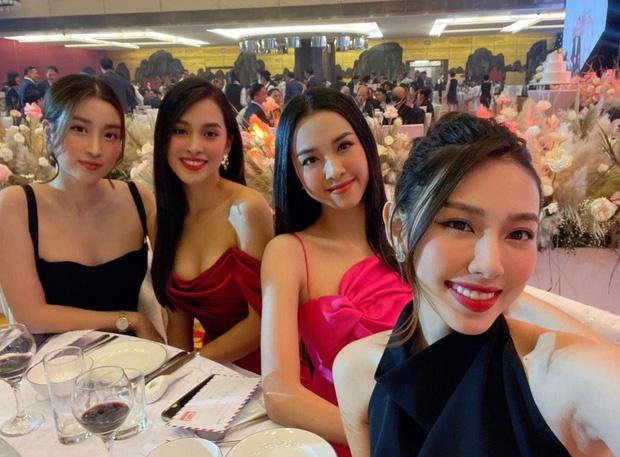 Tiểu Vy, Mỹ Linh khoe vòng 1 căng đét trong lễ cưới Tường San-1