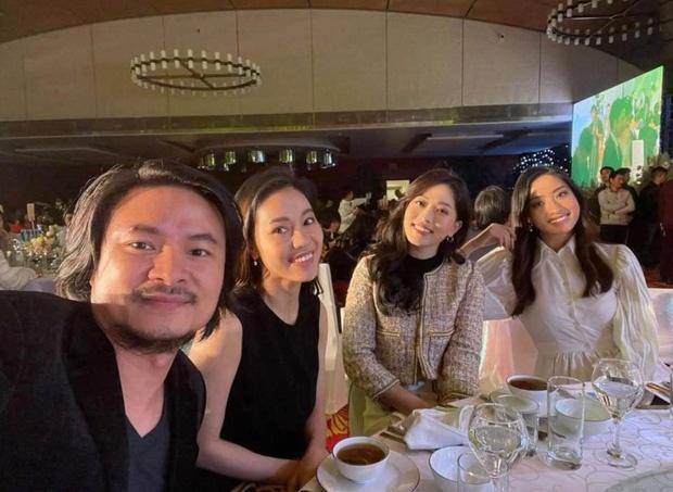 Tiểu Vy, Mỹ Linh khoe vòng 1 căng đét trong lễ cưới Tường San-3