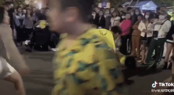 Xôn xao clip đánh ghen phố đi bộ Hà Nội, diễn biến sau đó mới gây choáng-4