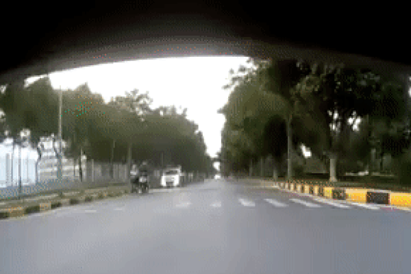 Clip: Rợn người ô tô bị tàu hỏa đâm văng xa khi cố tình băng qua đường ray-1