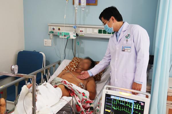 Sau câu hỏi con ông có nhà không?, côn đồ vung dao chém lìa chân người bố-2