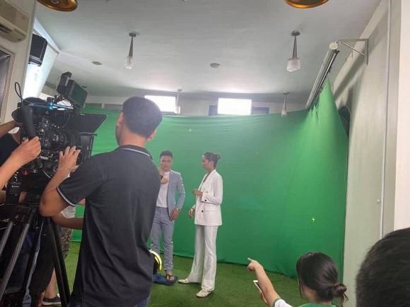 Có tướng phu thê nhưng HHen Niê lại giống bà cô của Quang Hải-2