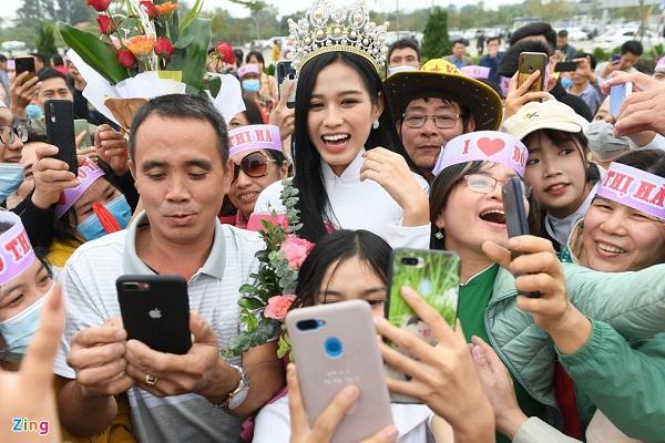 Phỏng vấn nóng mẹ Đỗ Thị Hà ngày con gái về làng: Dù con không là Hoa hậu Việt Nam thì con mãi là Hoa hậu bé nhỏ trong lòng mẹ-8