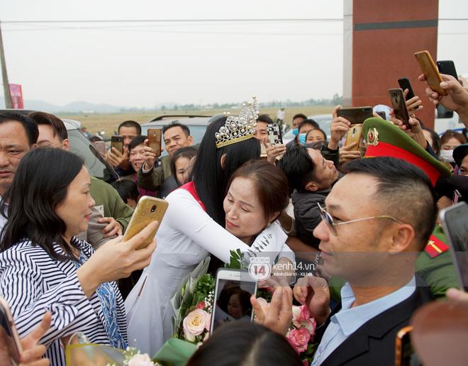 Phỏng vấn nóng mẹ Đỗ Thị Hà ngày con gái về làng: Dù con không là Hoa hậu Việt Nam thì con mãi là Hoa hậu bé nhỏ trong lòng mẹ-1