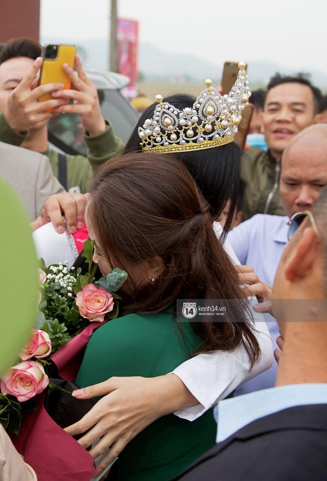 Phỏng vấn nóng mẹ Đỗ Thị Hà ngày con gái về làng: Dù con không là Hoa hậu Việt Nam thì con mãi là Hoa hậu bé nhỏ trong lòng mẹ-2