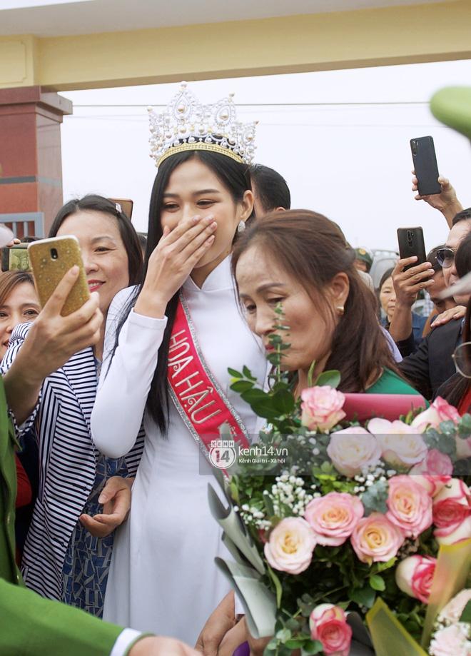 Phỏng vấn nóng mẹ Đỗ Thị Hà ngày con gái về làng: Dù con không là Hoa hậu Việt Nam thì con mãi là Hoa hậu bé nhỏ trong lòng mẹ-5