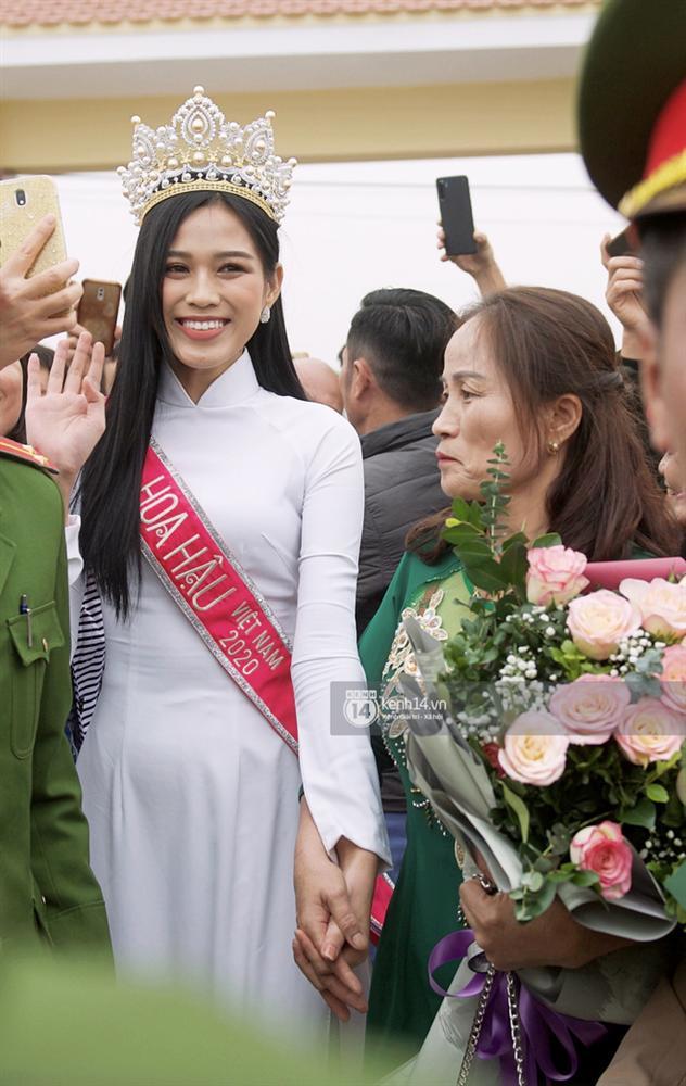 Phỏng vấn nóng mẹ Đỗ Thị Hà ngày con gái về làng: Dù con không là Hoa hậu Việt Nam thì con mãi là Hoa hậu bé nhỏ trong lòng mẹ-6