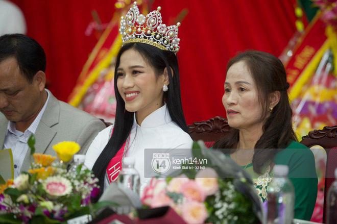 Phỏng vấn nóng mẹ Đỗ Thị Hà ngày con gái về làng: Dù con không là Hoa hậu Việt Nam thì con mãi là Hoa hậu bé nhỏ trong lòng mẹ-7