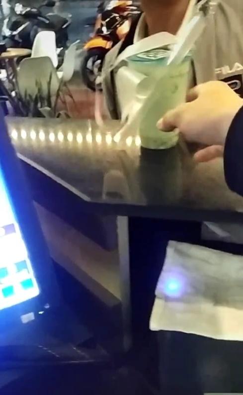 Người đàn ông say rượu nhưng vẫn cố ghé vào quán mua trà sữa cho cô sư tử Hà Đông ở nhà, nghe đến lý do ai cũng bất ngờ-2