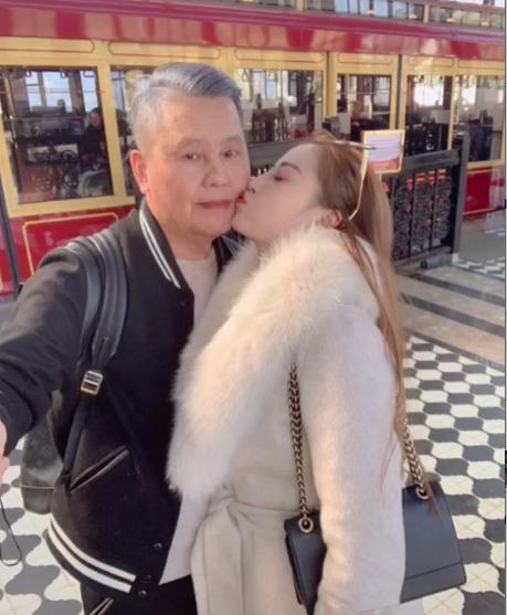 Xôn xao clip gái xinh 28 tuổi ở Hà Nội khoe lấy chồng 62-2