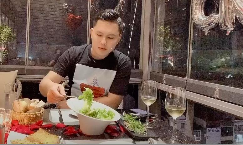 Xôn xao clip gái xinh 28 tuổi ở Hà Nội khoe lấy chồng 62-5