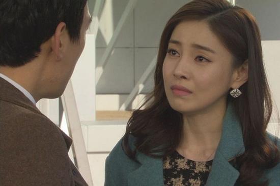 Chồng có bồ mới đòi ly dị bỏ nhà đi, tôi đang ôm con khóc thì bất ngờ vì người đàn ông lạ mặt ngoài cửa