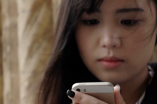 Đang xem livestream của chị gái, tôi giật mình khi thấy một người xăm trổ bước vào quát nạt