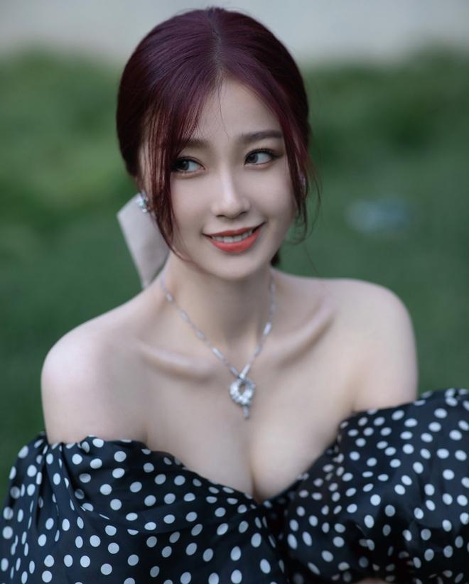 Ngu Thư Hân sống sang chảnh trong khi mẹ vướng nợ xấu-1