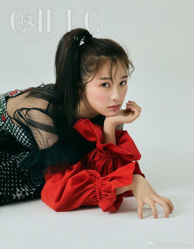 Ngu Thư Hân sống sang chảnh trong khi mẹ vướng nợ xấu-2