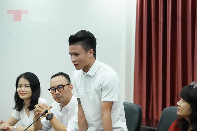 Quang Hải trở thành tân sinh viên ĐH Kinh Tế Hà Nội, dân mạng cà khịa: Tầm này lái Mẹc đi học là hết ý!-4