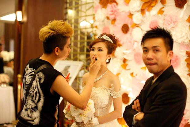 Hậu trường sống ảo hài hước của Minh Nhựa: Vợ đẹp long lanh, chồng sát bên mờ mịt-2