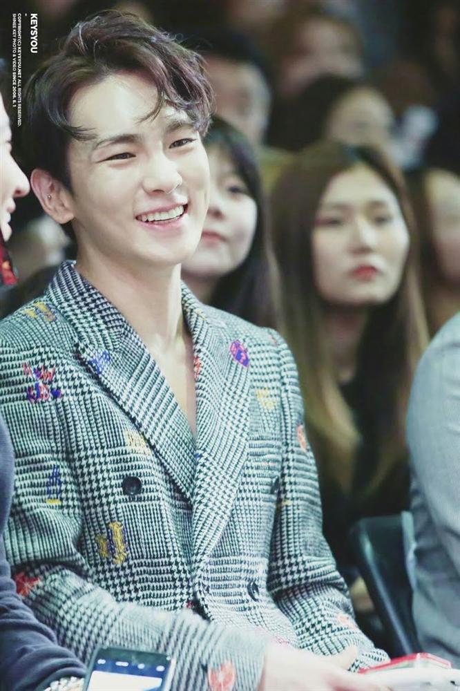 Đi giày cao gót đến nghĩa trang, Yeri Red Velvet khiến Key Shinee hạ đường huyết-2