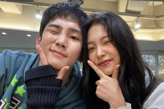 Đi giày cao gót đến nghĩa trang, Yeri Red Velvet khiến Key Shinee 'hạ đường huyết'