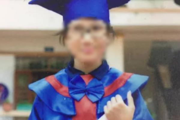 Nhà vô chủ 4 năm phát tiếng động kì quái, gõ cửa mới biết sự thật-11