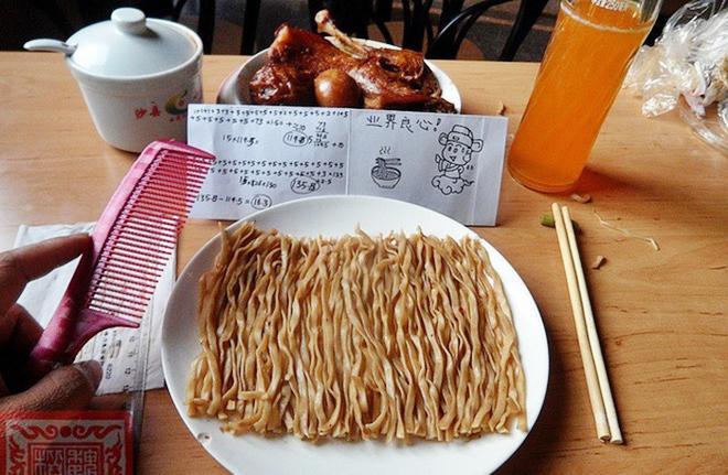 Những pha rảnh rỗi sinh nông nổi, hết ngồi phân loại hạt trong gói cà phê đến tách hạt thanh long-14