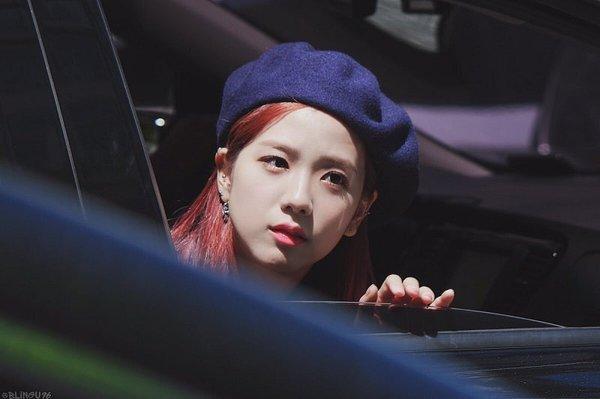 Mũ beret - phụ kiện sống ảo không thể thiếu của BLACKPINK Jisoo-9