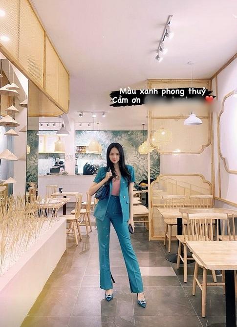 Mặc quần bó, đi giày cao, Hương Giang catwalk suýt ngã-1