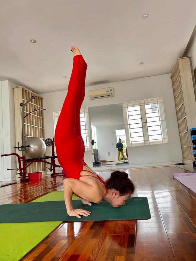 Sức khỏe dẻo dai ở độ tuổi ngoài 60 là nhờ nhiều năm gắn bó với yoga.