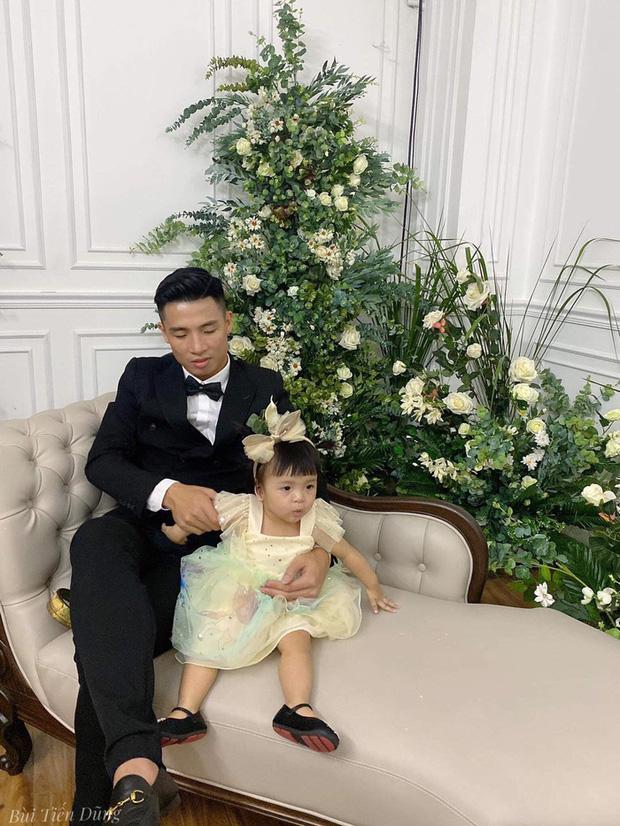 Vào TP.HCM chụp ảnh cưới với bố mẹ, biểu cảm không hợp tác của con gái Tiến Dũng gây bão-4