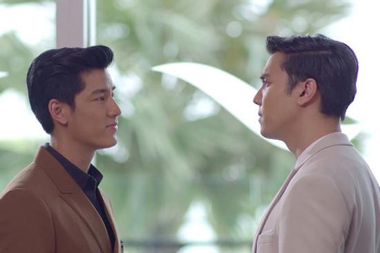 Lúc chồng cũ ném cho tôi 50 nghìn để đi xe ôm khi rời tòa thì sếp lái xe tới đón 2 mẹ con tôi