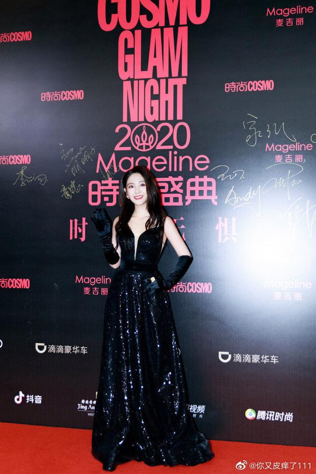 Sự cố thảm đỏ có 1-0-2: Mỹ nhân Cbiz rụng tóc giả lả tả, tẽn tò trước hàng trăm ống kính-1