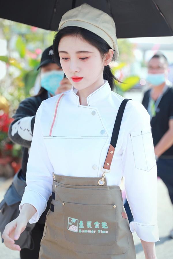 Ơn giời, cuối cùng thánh lố Cúc Tịnh Y cũng chịu makeup nhẹ nhàng đi đóng phim rồi!-8