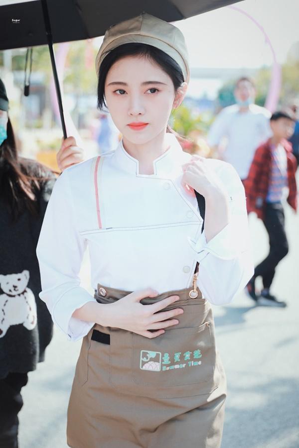 Ơn giời, cuối cùng thánh lố Cúc Tịnh Y cũng chịu makeup nhẹ nhàng đi đóng phim rồi!-9