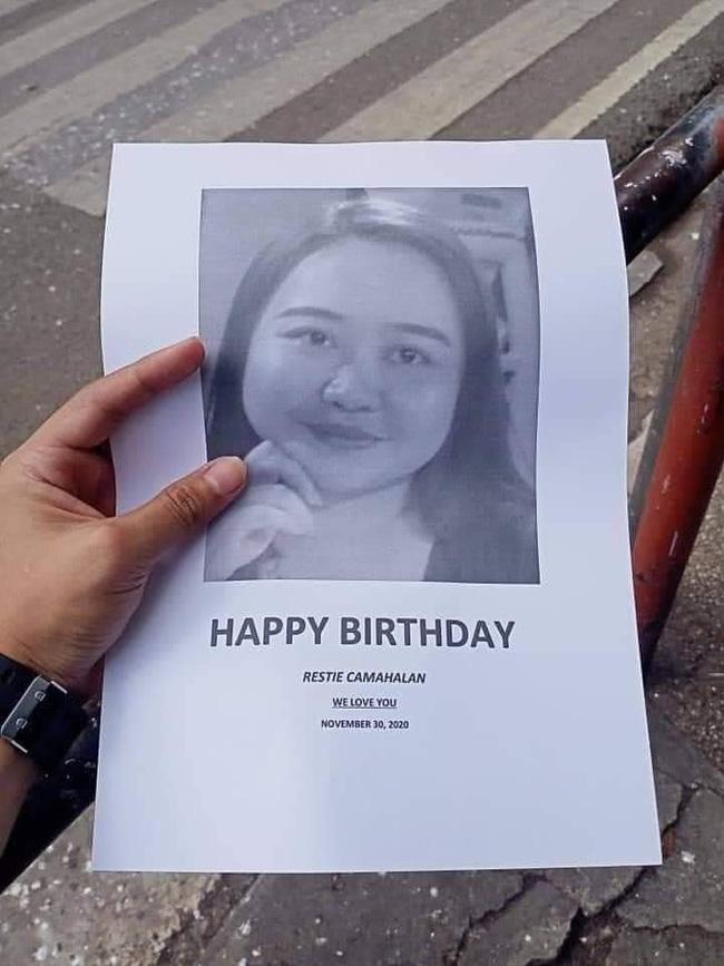 Mừng sinh nhật mùa Covid, nhóm bạn thân in hình nhân vật chính như tờ rơi tìm trẻ lạc-1