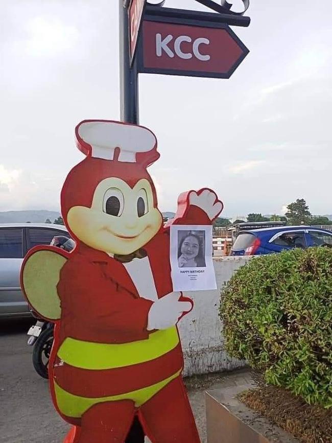 Mừng sinh nhật mùa Covid, nhóm bạn thân in hình nhân vật chính như tờ rơi tìm trẻ lạc-6