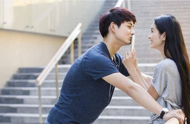 Đêm tân hôn với chồng xong lăn ra ngủ, sáng ra tôi chết đứng nhìn người đàn ông nằm cạnh-1