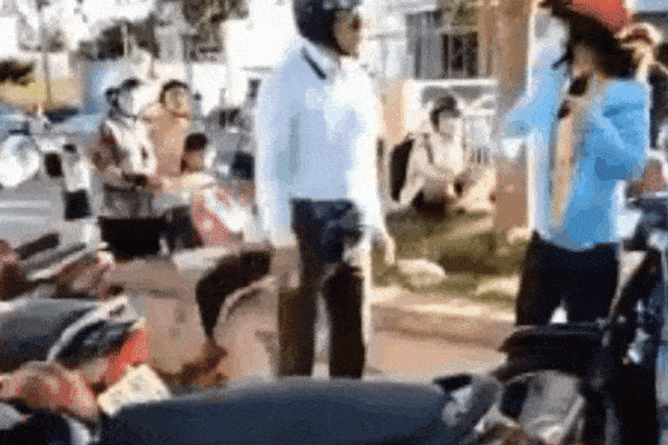 Clip: Đi đòi tiền lừa đảo, người phụ nữ bị gã đàn ông đấm đá không trượt phát nào