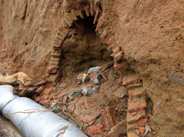 Đào đất làm mương, công nhân Hà Tĩnh phát hiện ngôi mộ cổ 2.000 năm kỳ bí-1